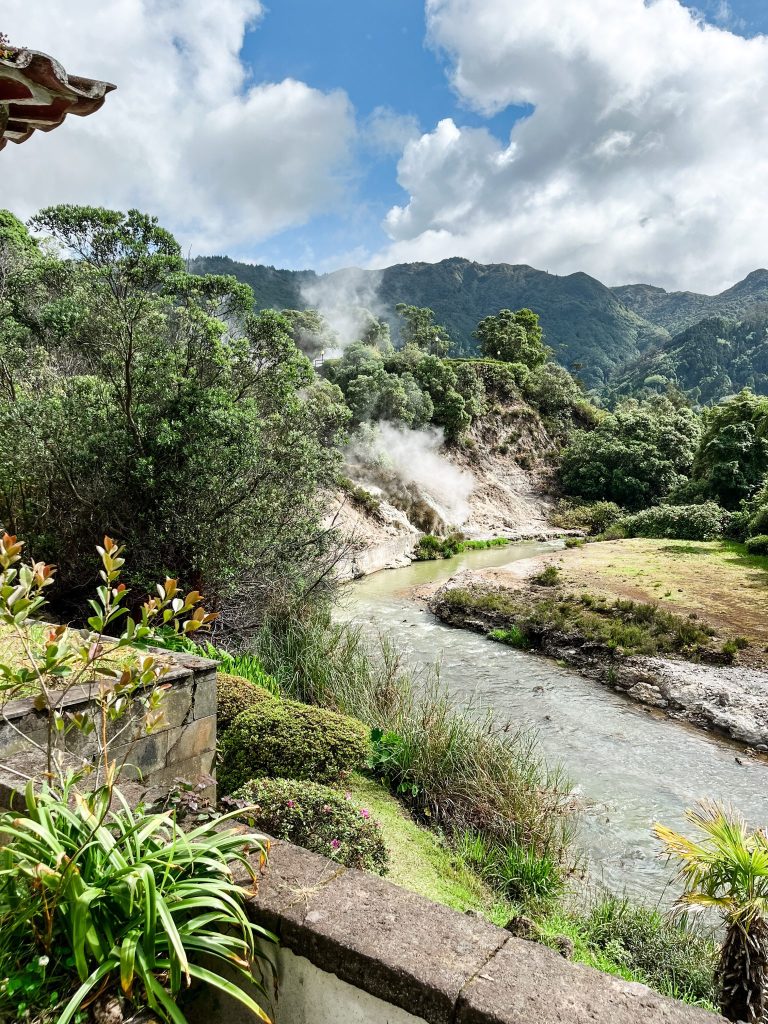 Blick von der Terrasse, direkt auf die geothermischen Quellen in Furnas