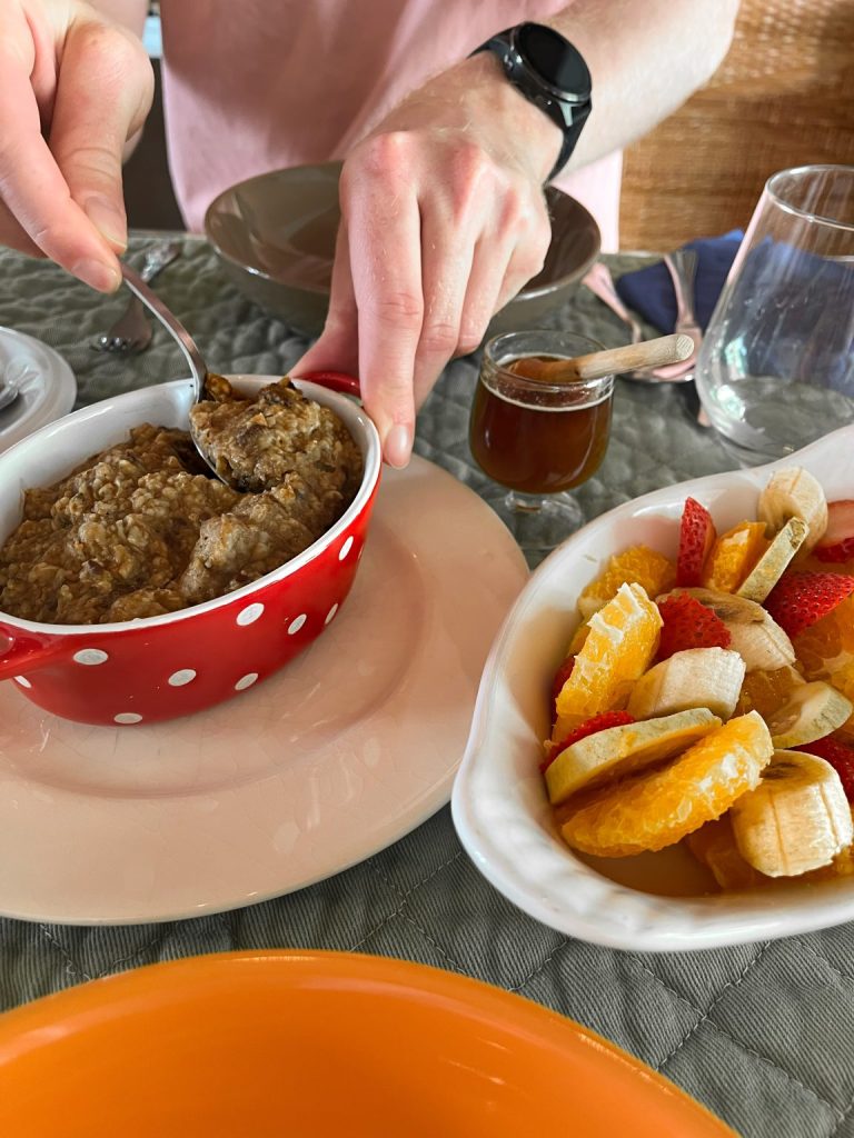 Geothermisch gegarte Overnight Oats mit Honig und lokalem Obst auf den Azoren