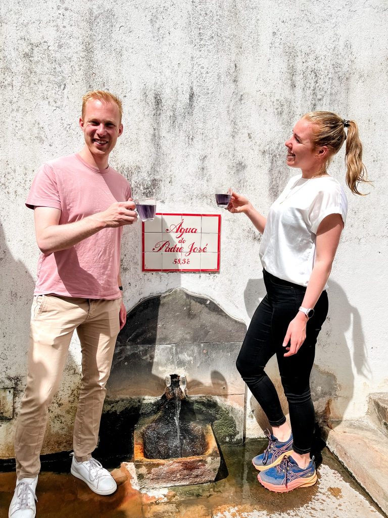 Johan und Eline trinken Tee mit geothermalem Quellwasser in Furnas auf den Azoren