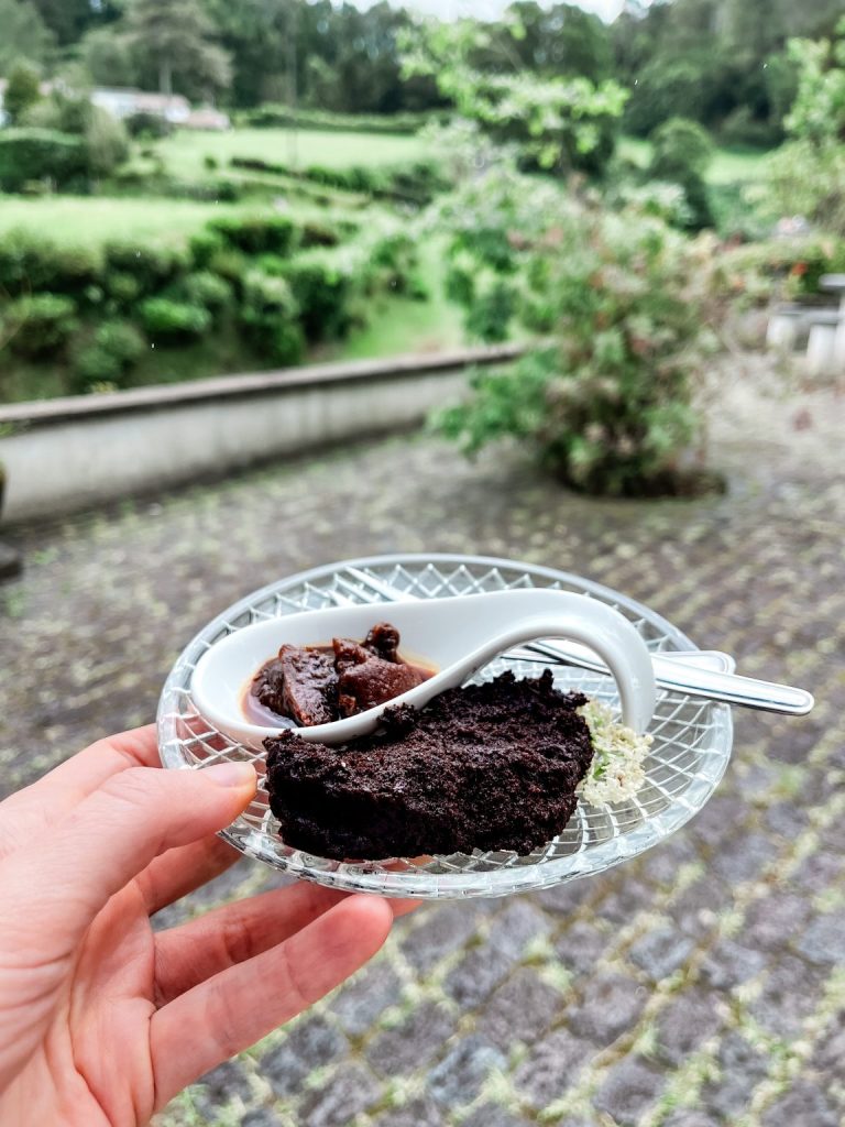 Lokales Dessert beim geothermischen Brunch in Furnas auf den Azoren