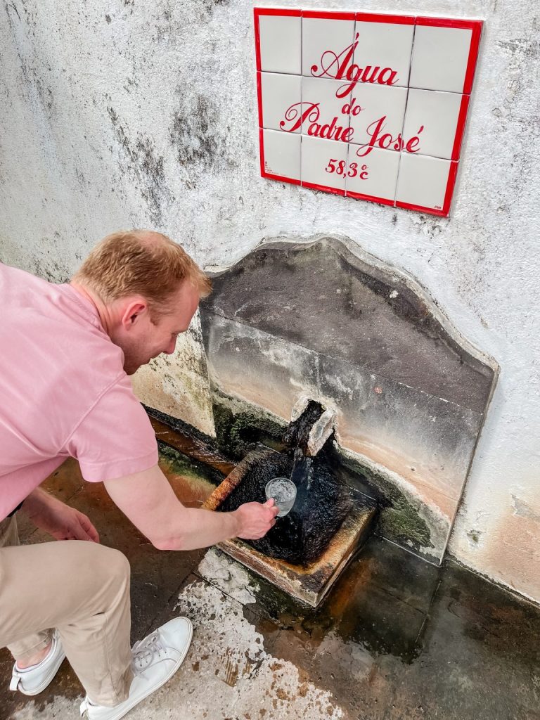 Wasser aus einer geothermalen Quelle bei Azores Essentials in Furnas zapfen